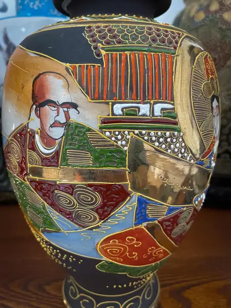 Foto de um(a) Antigo Raro Vaso Jarro Oriental Porcelana Japonesa Satsuma, da categoria de Vasos. ~ Satsuma ~Antigo e raro vaso bojudo em porcelana artística japonesa, ricamente pintado à mão. Decoração típica com figuras... Mostrado de uma perspectiva diferente. Vendido no marketplace Trésors.