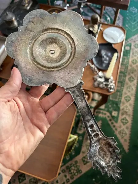 Foto de um(a) Antigo Grande Castiçal Palmatória Em Prata Francesa, da categoria de Castiçais. Antigo castiçal de mão, dito palmatória em prata francesa. Não localizamos a marca, mas possivelmente Christofle pela... Mostrado de uma perspectiva diferente. Vendido no marketplace Trésors.