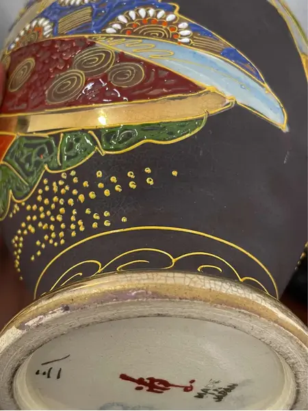 Foto de um(a) Antigo Raro Vaso Jarro Oriental Porcelana Japonesa Satsuma, da categoria de Vasos. ~ Satsuma ~Antigo e raro vaso bojudo em porcelana artística japonesa, ricamente pintado à mão. Decoração típica com figuras... Mostrado de uma perspectiva diferente. Vendido no marketplace Trésors.