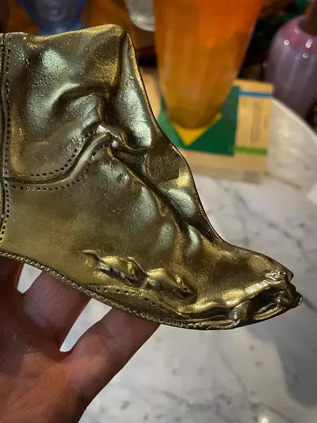 Foto de um(a) Antiga Escultura Placa Porta Cartões Rato E Gato De Botas, da categoria de Escultura. Antiga escultura artística porta cartões ou despojador em bronze maciço francês. Referência ao gato de botas. Peça de ótima... Mostrado de uma perspectiva diferente. Vendido no marketplace Trésors.
