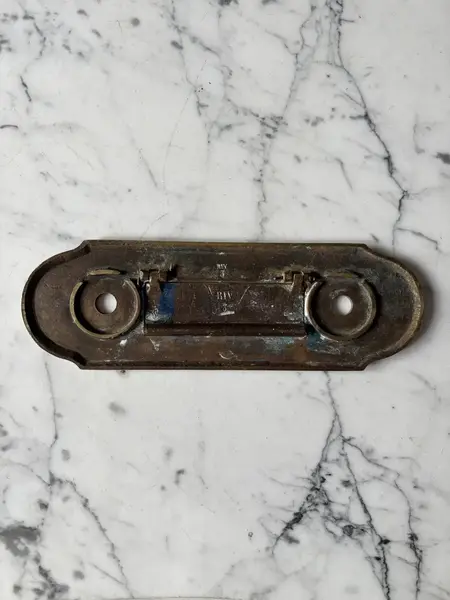 Foto de um(a) Antiga Aldrava Art Deco Porta Cartas Em Bronze Francês, da categoria de Outros colecionáveis. Antigo e raro porta cartas em bronze francês. Peça original. Medidas 7x22cm. Mostrado de uma perspectiva diferente. Vendido no marketplace Trésors.