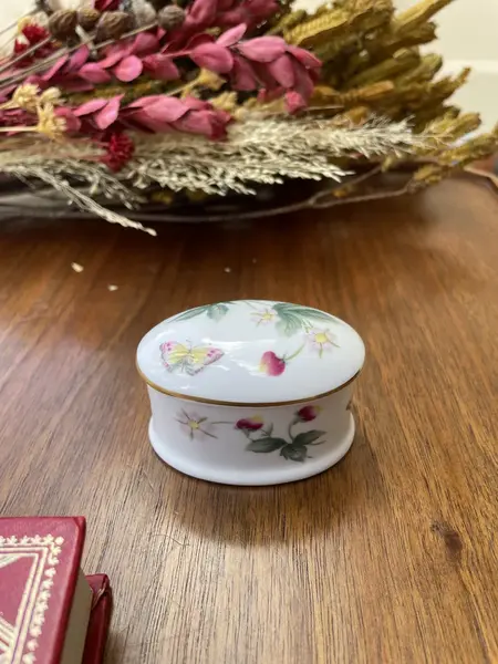 Foto de um(a) Antiga Pequena Caixinha De Coleção Porcelana Inglesa Floral, da categoria de Cestos e Caixas. Antiga e pequena caixinha decorativa ou porta joias em porcelana artística inglesa. Designer de artista. Lindo formato e... Mostrado de uma perspectiva diferente. Vendido no marketplace Trésors.