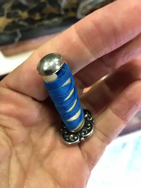 Foto de um(a) Antigo Utensílio De Costura Porta Linha Em Prata, da categoria de Outros colecionáveis. Peça de colecionador Mede aprox 6cm. Mostrado de uma perspectiva diferente. Vendido no marketplace Trésors.