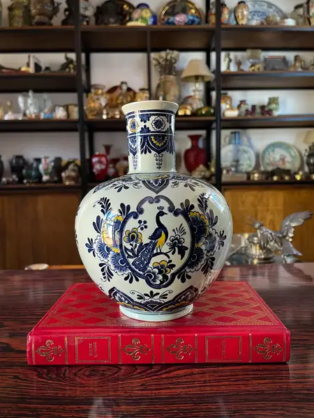 Foto de um(a) Antigo Vaso Porcelana Villeroy & Boch Pavão Azul Borrão, da categoria de Vasos. ~ Villeroy & Boch ~ Antigo e elegante vaso em porcelana artística alemã. Linda decoração em tons de azul borrão, medalhão... Mostrado de uma perspectiva diferente. Vendido no marketplace Trésors.
