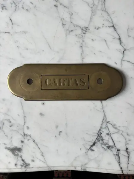 Foto de um(a) Antiga Aldrava Art Deco Porta Cartas Em Bronze Francês, da categoria de Outros colecionáveis. Antigo e raro porta cartas em bronze francês. Peça original. Medidas 7x22cm. Mostrado de uma perspectiva diferente. Vendido no marketplace Trésors.
