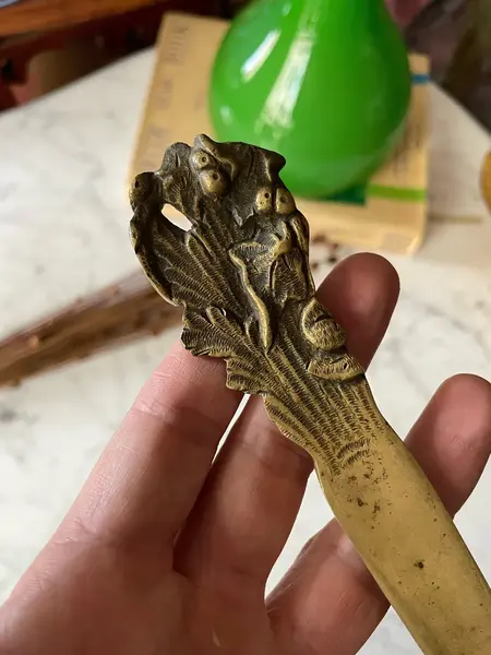 Foto de um(a) Antigo Abridor De Carta Espátula Escultura Cachorro Bronze, da categoria de Abridor de cartas. Antigas espátula usada para abrir cartas. Peça artísticas em bronze francês de excelente qualidade, bastante riqueza de... Mostrado de uma perspectiva diferente. Vendido no marketplace Trésors.