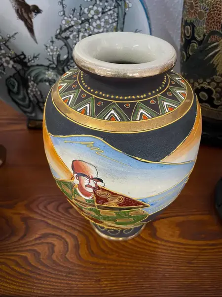 Foto de um(a) Antigo Raro Vaso Jarro Oriental Porcelana Japonesa Satsuma, da categoria de Vasos. ~ Satsuma ~Antigo e raro vaso bojudo em porcelana artística japonesa, ricamente pintado à mão. Decoração típica com figuras... Mostrado de uma perspectiva diferente. Vendido no marketplace Trésors.