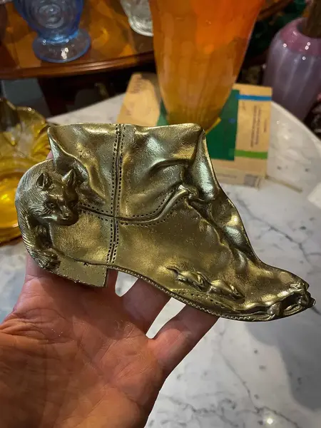 Foto de um(a) Antiga Escultura Placa Porta Cartões Rato E Gato De Botas, da categoria de Escultura. Antiga escultura artística porta cartões ou despojador em bronze maciço francês. Referência ao gato de botas. Peça de ótima... Mostrado de uma perspectiva diferente. Vendido no marketplace Trésors.
