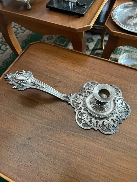 Foto de um(a) Antigo Grande Castiçal Palmatória Em Prata Francesa, da categoria de Castiçais. Antigo castiçal de mão, dito palmatória em prata francesa. Não localizamos a marca, mas possivelmente Christofle pela... Mostrado de uma perspectiva diferente. Vendido no marketplace Trésors.