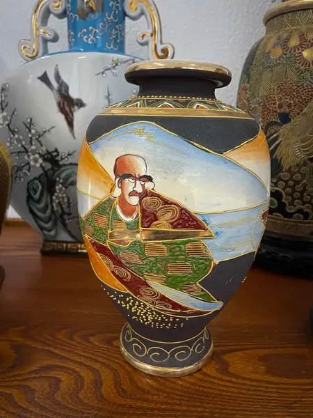 Foto de um(a) Antigo Raro Vaso Jarro Oriental Porcelana Japonesa Satsuma, da categoria de Vasos. ~ Satsuma ~Antigo e raro vaso bojudo em porcelana artística japonesa, ricamente pintado à mão. Decoração típica com figuras... Mostrado de uma perspectiva diferente. Vendido no marketplace Trésors.