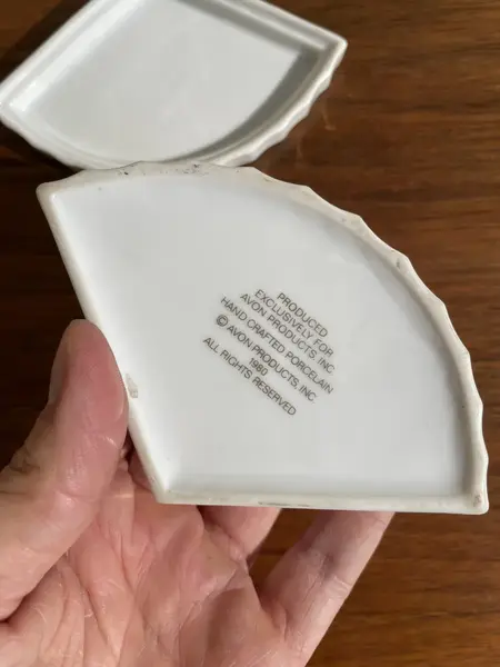 Foto de um(a) Antiga Rara Caixinha Decorativa Porcelana Americana Avon, da categoria de Cestos e Caixas. Antiga caixinha decorativa ou porta joias em porcelana americana, manufatura avon. Catalogada de 1980. Lindo formato e... Mostrado de uma perspectiva diferente. Vendido no marketplace Trésors.