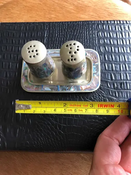 Foto de um(a) Antigo Delicado Saleiro E Pimenteiro Em Prata Com Abalone, da categoria de Saleiros e pimenteiros. Muito delicados, feitos à mão com folhas de abalone.Mede aprox 8x5cm o pratinho de base. Mostrado de uma perspectiva diferente. Vendido no marketplace Trésors.