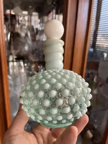 Foto de um(a) Antigo Raro Frasco Perfumeiro Garrafa Opalina Fenton Glass, da categoria de Garrafas. ~ Fenton Art Glass ~ Antigo perfumeiro de coleção em vidro opalescente branco com nuances em azul. Peça catalogada.... Mostrado de uma perspectiva diferente. Vendido no marketplace Trésors.