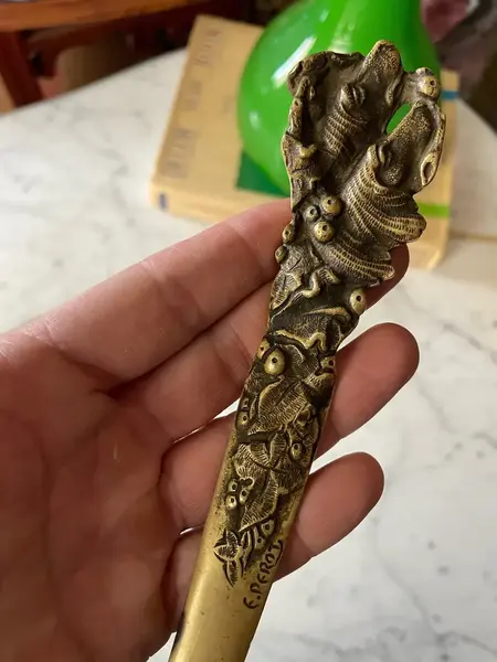 Foto de um(a) Antigo Abridor De Carta Espátula Escultura Cachorro Bronze, da categoria de Abridor de cartas. Antigas espátula usada para abrir cartas. Peça artísticas em bronze francês de excelente qualidade, bastante riqueza de... Mostrado de uma perspectiva diferente. Vendido no marketplace Trésors.