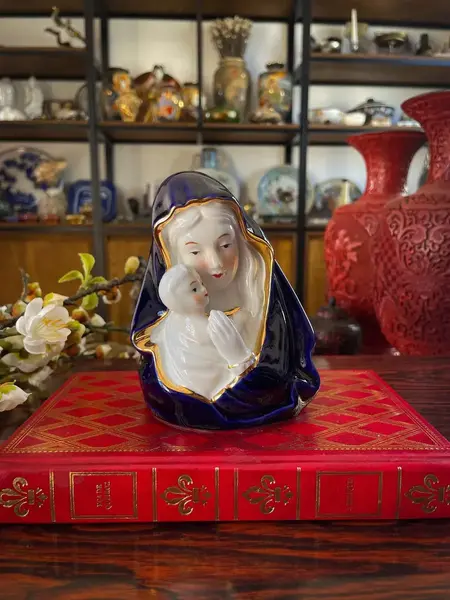 Foto de um(a) Arte Sacra Antigo Busto Abajur Imagem Nsa Senhora Porcelana, da categoria de Abajures. ~ Arte Sacra ~Antiga e fina escultura/luminária artística representando Nossa Senhora com o Menino Jesus. Peça feita à mão... Mostrado de uma perspectiva diferente. Vendido no marketplace Trésors.