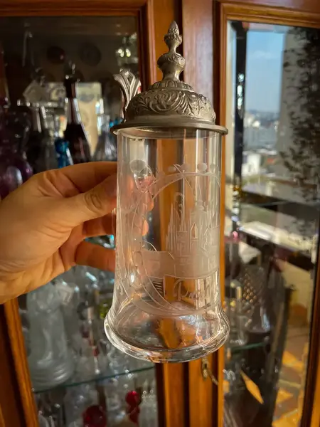 Foto de um(a) Antigo Raro Tankard Caneca Chopp Em Cristal Alemão E Pewter, da categoria de Canecas. Antigo tankard em cristal alemão com tampa articulada em pewter espessurado a prata. Peça artística, finamente lapidada à... Mostrado de uma perspectiva diferente. Vendido no marketplace Trésors.