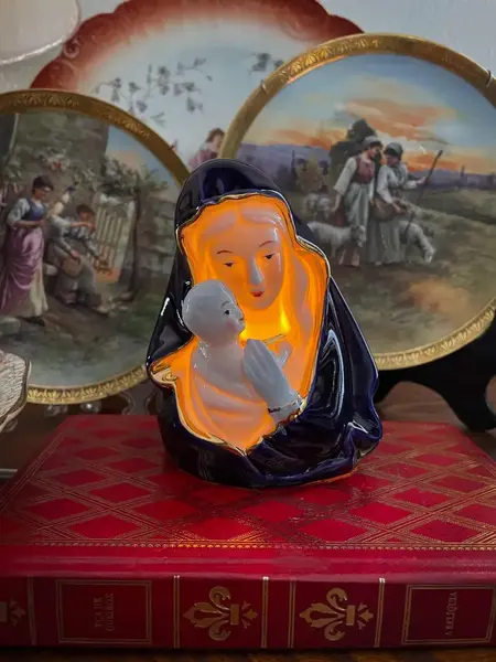 Foto de um(a) Arte Sacra Antigo Busto Abajur Imagem Nsa Senhora Porcelana, da categoria de Abajures. ~ Arte Sacra ~Antiga e fina escultura/luminária artística representando Nossa Senhora com o Menino Jesus. Peça feita à mão... Mostrado de uma perspectiva diferente. Vendido no marketplace Trésors.