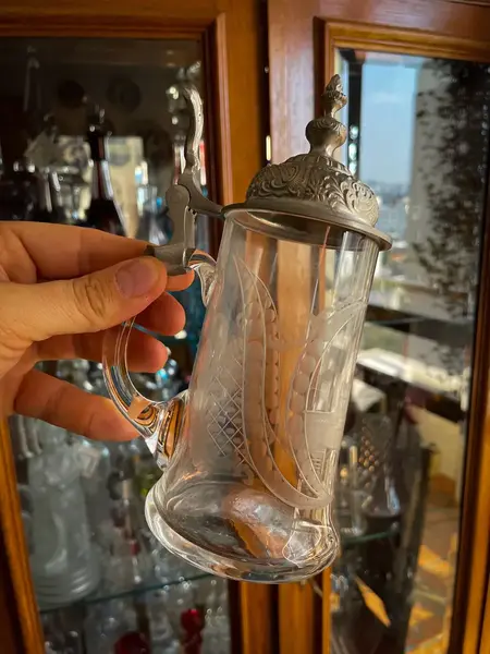 Foto de um(a) Antigo Raro Tankard Caneca Chopp Em Cristal Alemão E Pewter, da categoria de Canecas. Antigo tankard em cristal alemão com tampa articulada em pewter espessurado a prata. Peça artística, finamente lapidada à... Mostrado de uma perspectiva diferente. Vendido no marketplace Trésors.