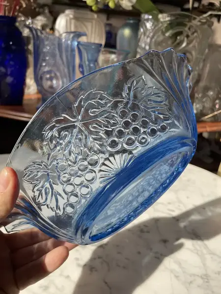 Foto de um(a) Antigo Centro De Mesa Navete Fruteira Bowl Cristal Tcheco, da categoria de Travessas e tigelas. Antigo centro de mesa em cristal tcheco prensado, linda cor azul e decoração com uvas em baixo relevo. Pode ser usado para... Mostrado de uma perspectiva diferente. Vendido no marketplace Trésors.