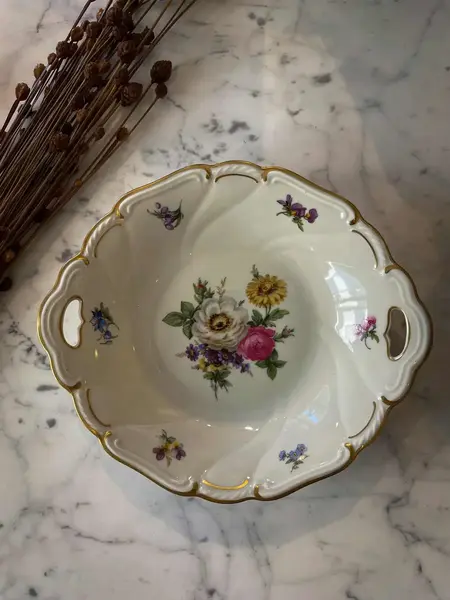 Foto de um(a) Antigo Prato Decorativo Com Alças Porcelana Alemã Bavaria, da categoria de Travessas e tigelas. ~ Bavaria | Germany ~Para servir ou decorar com este antigo e belíssimo prato com alças em porcelana artística alemã.... Mostrado de uma perspectiva diferente. Vendido no marketplace Trésors.
