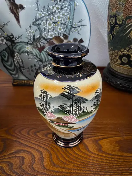 Foto de um(a) Antigo Vaso Oriental Porcelana Japonesa Satsuma Azul Cobalto, da categoria de Vasos. Antigo vaso oriental em porcelana artística japonesa Satsuma, rara cor azul cobalto. De um lado da peça a decoração é com... Mostrado de uma perspectiva diferente. Vendido no marketplace Trésors.