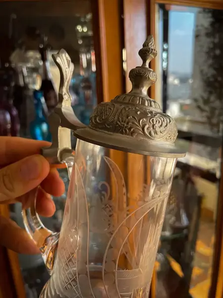Foto de um(a) Antigo Raro Tankard Caneca Chopp Em Cristal Alemão E Pewter, da categoria de Canecas. Antigo tankard em cristal alemão com tampa articulada em pewter espessurado a prata. Peça artística, finamente lapidada à... Mostrado de uma perspectiva diferente. Vendido no marketplace Trésors.