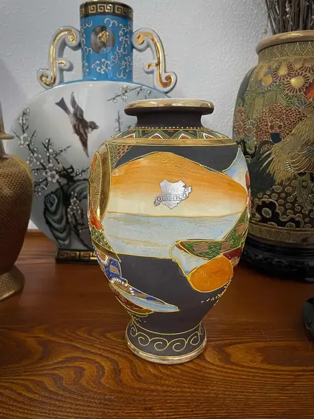 Foto de um(a) Antigo Raro Vaso Jarro Oriental Porcelana Japonesa Satsuma, da categoria de Vasos. ~ Satsuma ~Antigo e raro vaso bojudo em porcelana artística japonesa, ricamente pintado à mão. Decoração típica com figuras... Mostrado de uma perspectiva diferente. Vendido no marketplace Trésors.