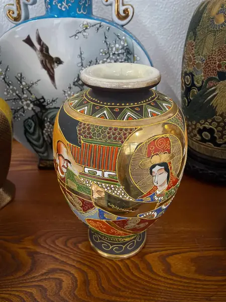 Foto de um(a) Antigo Raro Vaso Jarro Oriental Porcelana Japonesa Satsuma, da categoria de Vasos. ~ Satsuma ~Antigo e raro vaso bojudo em porcelana artística japonesa, ricamente pintado à mão. Decoração típica com figuras... Mostrado de uma perspectiva diferente. Vendido no marketplace Trésors.
