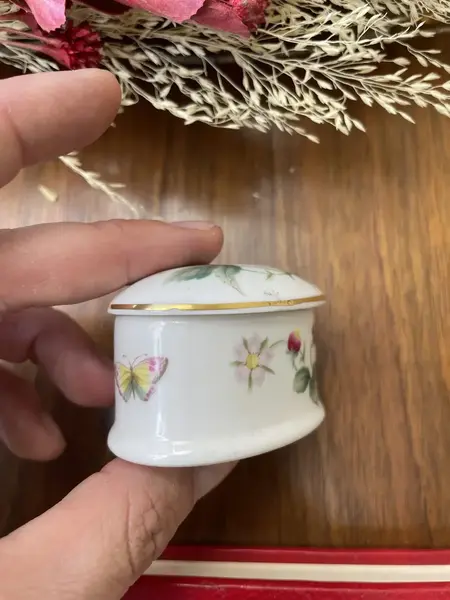Foto de um(a) Antiga Pequena Caixinha De Coleção Porcelana Inglesa Floral, da categoria de Cestos e Caixas. Antiga e pequena caixinha decorativa ou porta joias em porcelana artística inglesa. Designer de artista. Lindo formato e... Mostrado de uma perspectiva diferente. Vendido no marketplace Trésors.