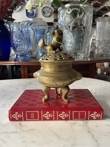 Foto de um(a) Antigo Raro Defumador Caixa De Bronze Com Escultura Cão Fó, da categoria de Cestos e Caixas. Antiga e especial caixa japonesa com decoração oriental, usada antigamente para defumador, peça atemporal, bem versátil e... Mostrado de uma perspectiva diferente. Vendido no marketplace Trésors.