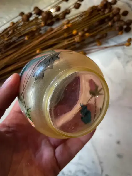 Foto de um(a) Antigo Raro Púcaro Caixa Porta Joias Vidro Veneziano Nouveau, da categoria de Porta-Jóias. Antigo púcaro, caixa porta joias decorativa em vidro artístico veneziano, decoração floral ricamente pintada à mão. Tampa em... Mostrado de uma perspectiva diferente. Vendido no marketplace Trésors.