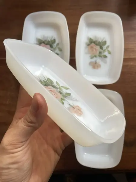 Foto de um(a) Arcopal France Antigo Conjunto De Tigelas Em Opalina, da categoria de Travessas e tigelas. ~ Arcopal France ~Antigo conjunto com quatro tigelas, petisqueiras em opalina francesa, com linda decoração floral. Peças... Mostrado de uma perspectiva diferente. Vendido no marketplace Trésors.