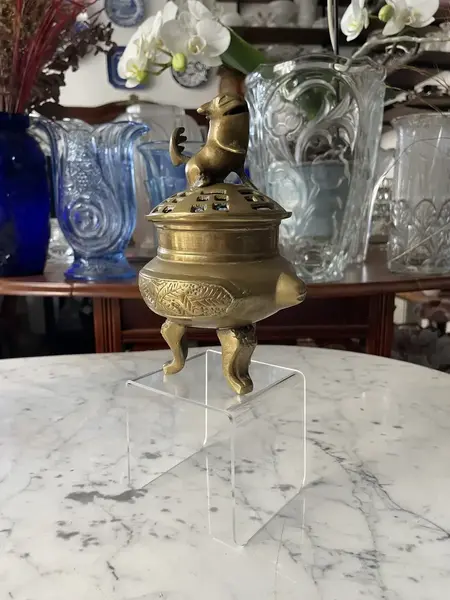 Foto de um(a) Antigo Raro Defumador Caixa De Bronze Com Escultura Cão Fó, da categoria de Cestos e Caixas. Antiga e especial caixa japonesa com decoração oriental, usada antigamente para defumador, peça atemporal, bem versátil e... Mostrado de uma perspectiva diferente. Vendido no marketplace Trésors.