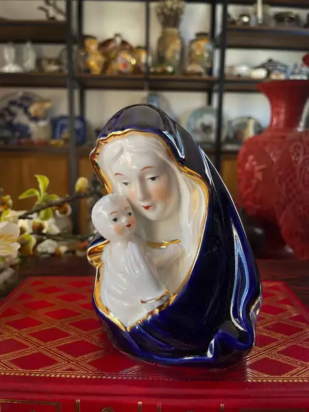 Foto de um(a) Arte Sacra Antigo Busto Abajur Imagem Nsa Senhora Porcelana, da categoria de Abajures. ~ Arte Sacra ~Antiga e fina escultura/luminária artística representando Nossa Senhora com o Menino Jesus. Peça feita à mão... Mostrado de uma perspectiva diferente. Vendido no marketplace Trésors.
