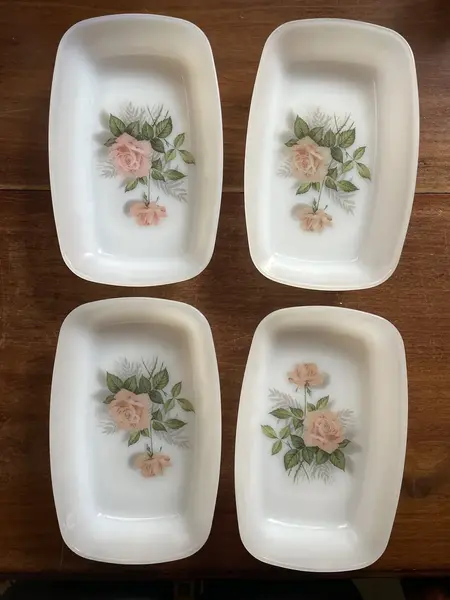 Foto de um(a) Arcopal France Antigo Conjunto De Tigelas Em Opalina, da categoria de Travessas e tigelas. ~ Arcopal France ~Antigo conjunto com quatro tigelas, petisqueiras em opalina francesa, com linda decoração floral. Peças... Mostrado de uma perspectiva diferente. Vendido no marketplace Trésors.