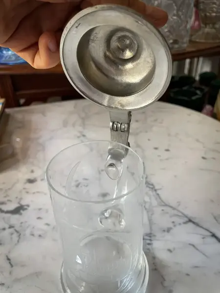 Foto de um(a) Antigo Raro Tankard Caneca Chopp Em Cristal Alemão E Pewter, da categoria de Canecas. Antigo tankard em cristal alemão com tampa articulada em pewter espessurado a prata. Peça artística, finamente lapidada à... Mostrado de uma perspectiva diferente. Vendido no marketplace Trésors.