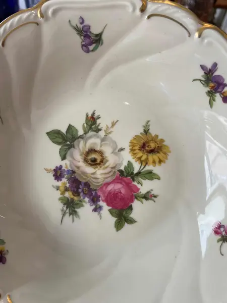 Foto de um(a) Antigo Prato Decorativo Com Alças Porcelana Alemã Bavaria, da categoria de Travessas e tigelas. ~ Bavaria | Germany ~Para servir ou decorar com este antigo e belíssimo prato com alças em porcelana artística alemã.... Mostrado de uma perspectiva diferente. Vendido no marketplace Trésors.