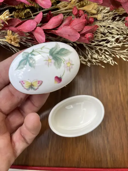 Foto de um(a) Antiga Pequena Caixinha De Coleção Porcelana Inglesa Floral, da categoria de Cestos e Caixas. Antiga e pequena caixinha decorativa ou porta joias em porcelana artística inglesa. Designer de artista. Lindo formato e... Mostrado de uma perspectiva diferente. Vendido no marketplace Trésors.