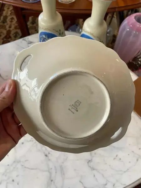 Foto de um(a) Antigo Prato Decorativo Com Alças Porcelana Alemã Bavaria, da categoria de Travessas e tigelas. ~ Bavaria | Germany ~Para servir ou decorar com este antigo e belíssimo prato com alças em porcelana artística alemã.... Mostrado de uma perspectiva diferente. Vendido no marketplace Trésors.