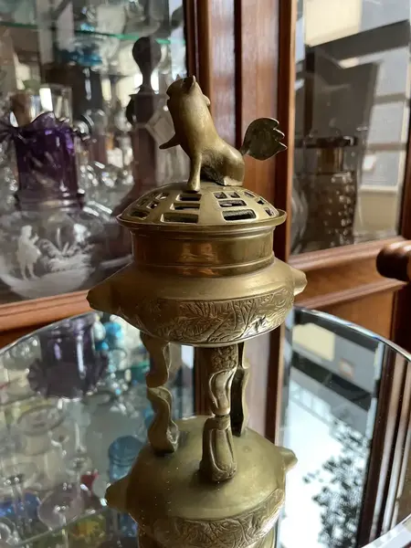 Foto de um(a) Antigo Raro Defumador Caixa De Bronze Com Escultura Cão Fó, da categoria de Cestos e Caixas. Antiga e especial caixa japonesa com decoração oriental, usada antigamente para defumador, peça atemporal, bem versátil e... Mostrado de uma perspectiva diferente. Vendido no marketplace Trésors.