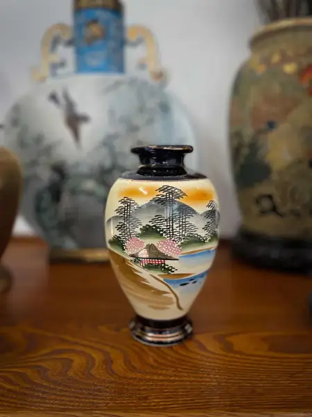 Foto de um(a) Antigo Vaso Oriental Porcelana Japonesa Satsuma Azul Cobalto, da categoria de Vasos. Antigo vaso oriental em porcelana artística japonesa Satsuma, rara cor azul cobalto. De um lado da peça a decoração é com... Mostrado de uma perspectiva diferente. Vendido no marketplace Trésors.