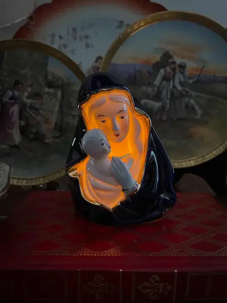 Foto de um(a) Arte Sacra Antigo Busto Abajur Imagem Nsa Senhora Porcelana, da categoria de Abajures. ~ Arte Sacra ~Antiga e fina escultura/luminária artística representando Nossa Senhora com o Menino Jesus. Peça feita à mão... Mostrado de uma perspectiva diferente. Vendido no marketplace Trésors.
