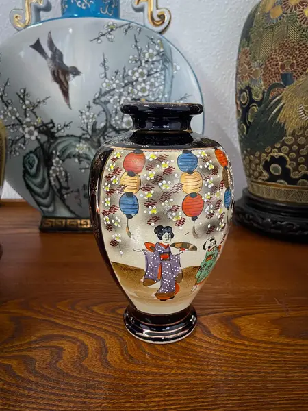 Foto de um(a) Antigo Vaso Oriental Porcelana Japonesa Satsuma Azul Cobalto, da categoria de Vasos. Antigo vaso oriental em porcelana artística japonesa Satsuma, rara cor azul cobalto. De um lado da peça a decoração é com... Mostrado de uma perspectiva diferente. Vendido no marketplace Trésors.