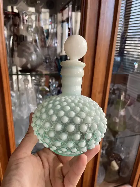 Foto de um(a) Antigo Raro Frasco Perfumeiro Garrafa Opalina Fenton Glass, da categoria de Garrafas. ~ Fenton Art Glass ~ Antigo perfumeiro de coleção em vidro opalescente branco com nuances em azul. Peça catalogada.... Mostrado de uma perspectiva diferente. Vendido no marketplace Trésors.