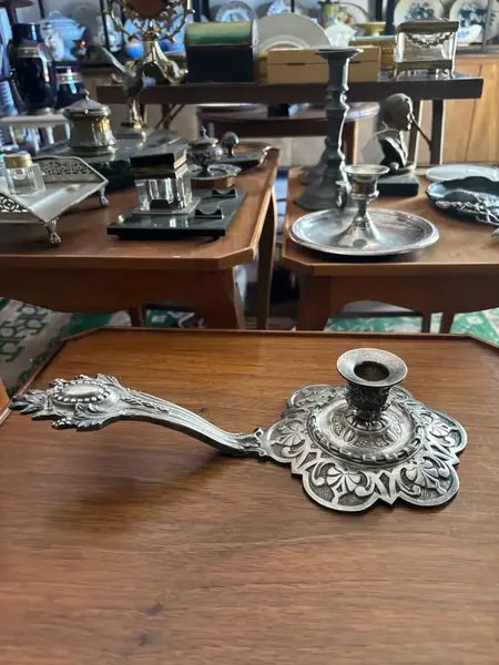 Foto de um(a) Antigo Grande Castiçal Palmatória Em Prata Francesa, da categoria de Castiçais. Antigo castiçal de mão, dito palmatória em prata francesa. Não localizamos a marca, mas possivelmente Christofle pela... Mostrado de uma perspectiva diferente. Vendido no marketplace Trésors.