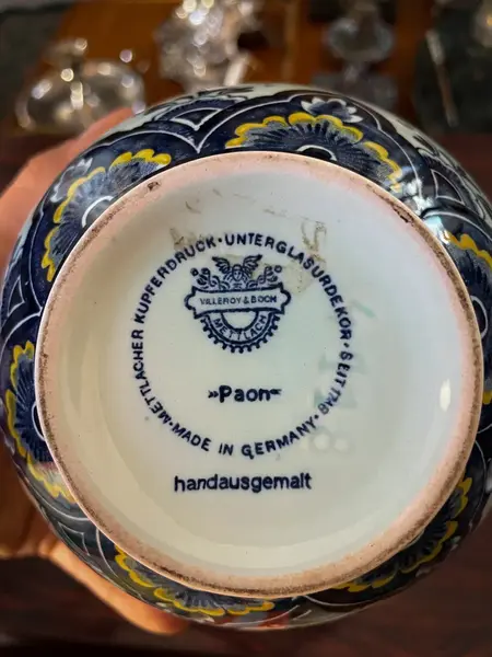 Foto de um(a) Antigo Vaso Porcelana Villeroy & Boch Pavão Azul Borrão, da categoria de Vasos. ~ Villeroy & Boch ~ Antigo e elegante vaso em porcelana artística alemã. Linda decoração em tons de azul borrão, medalhão... Mostrado de uma perspectiva diferente. Vendido no marketplace Trésors.
