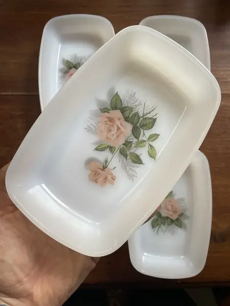 Foto de um(a) Arcopal France Antigo Conjunto De Tigelas Em Opalina, da categoria de Travessas e tigelas. ~ Arcopal France ~Antigo conjunto com quatro tigelas, petisqueiras em opalina francesa, com linda decoração floral. Peças... Mostrado de uma perspectiva diferente. Vendido no marketplace Trésors.