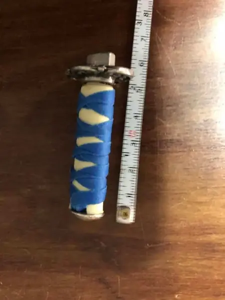 Foto de um(a) Antigo Utensílio De Costura Porta Linha Em Prata, da categoria de Outros colecionáveis. Peça de colecionador Mede aprox 6cm. Mostrado de uma perspectiva diferente. Vendido no marketplace Trésors.