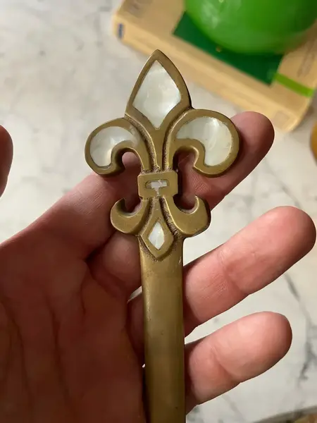 Foto de um(a) Antigo Abridor De Carta Art Deco Em Bronze Com Madrepérola, da categoria de Outros colecionáveis. Estojo de couro. Peça toda original de meados do século XX.Medida 21cm. Mostrado de uma perspectiva diferente. Vendido no marketplace Trésors.