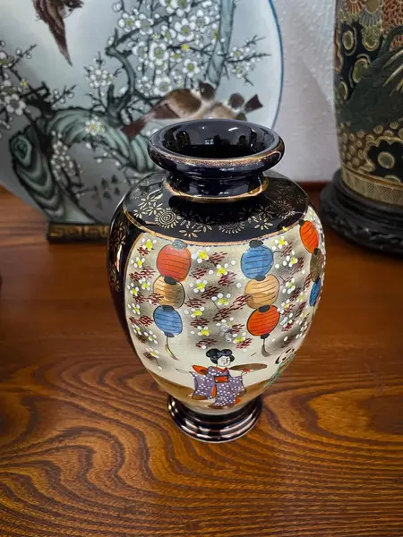 Foto de um(a) Antigo Vaso Oriental Porcelana Japonesa Satsuma Azul Cobalto, da categoria de Vasos. Antigo vaso oriental em porcelana artística japonesa Satsuma, rara cor azul cobalto. De um lado da peça a decoração é com... Mostrado de uma perspectiva diferente. Vendido no marketplace Trésors.